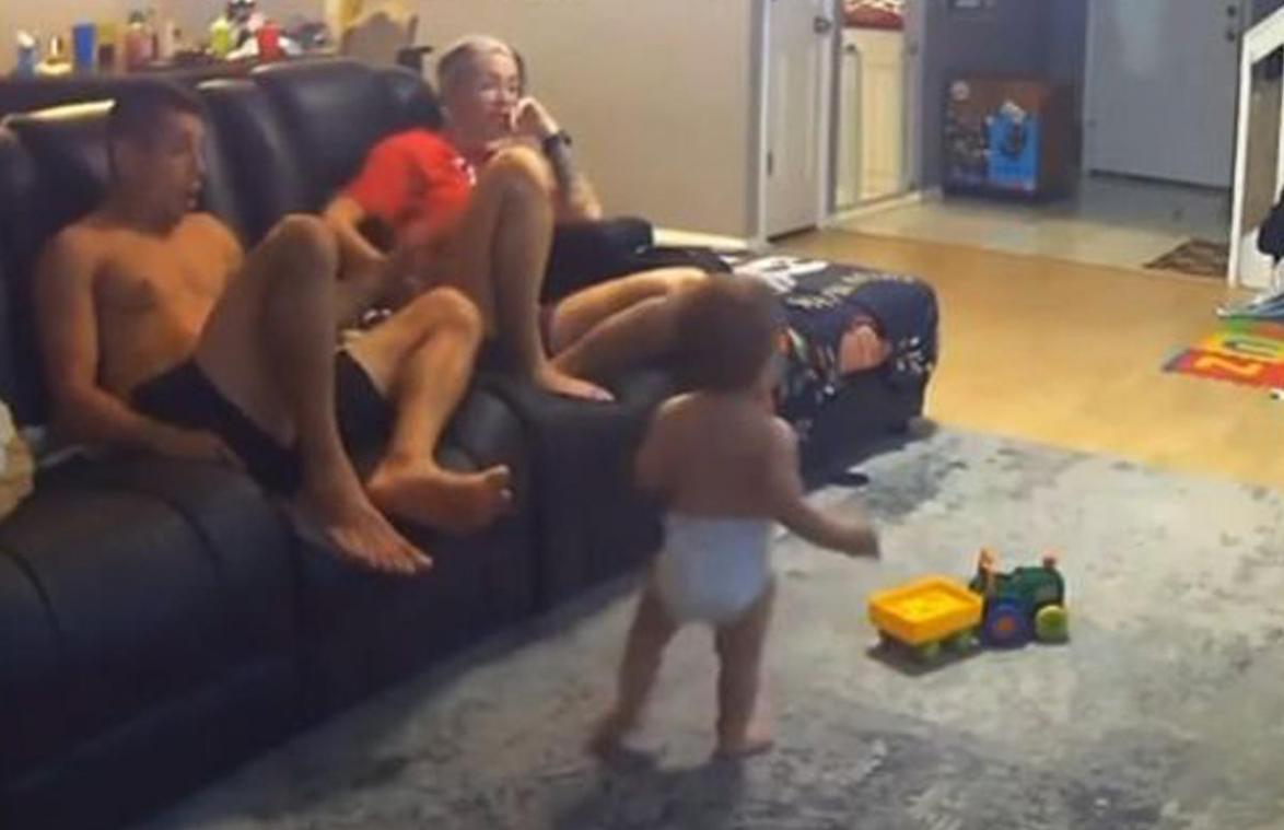 Koppel filmt toevallig eerste stapjes van baby. Hun reactie? Hartverwarmend! (video)