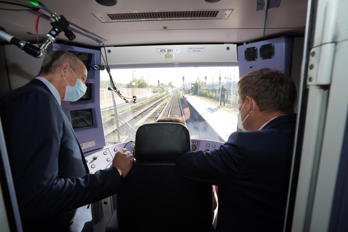 Wereldprimeur: eerste zelfrijdende trein spoort in Hamburg, al blijft machinist aan boord