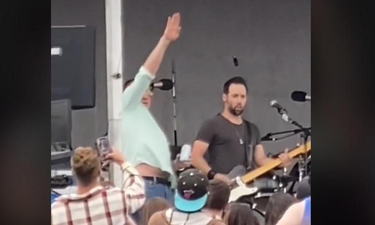 Smash Mouth gecanceld? Zanger lijkt Hitlergroet te maken tijdens «meest chaotische show ooit» (video)