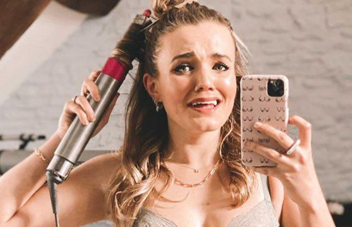 Dochter van Jeremy Clarkson deelt hilarische foto: «Mijn scheve tepels stelen de show»