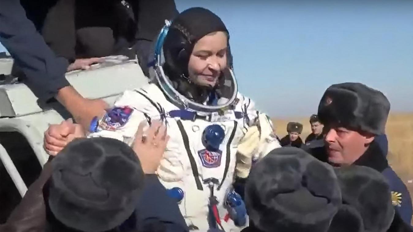 Russische crew die film maakte in de ruimte is veilig geland (video)