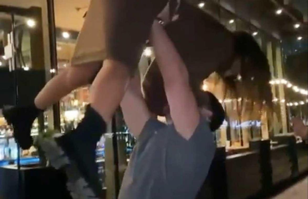 Vrouw doet bekende ‘Dirty Dancing’-move, maar smakt zonder kleren tegen de grond (video)