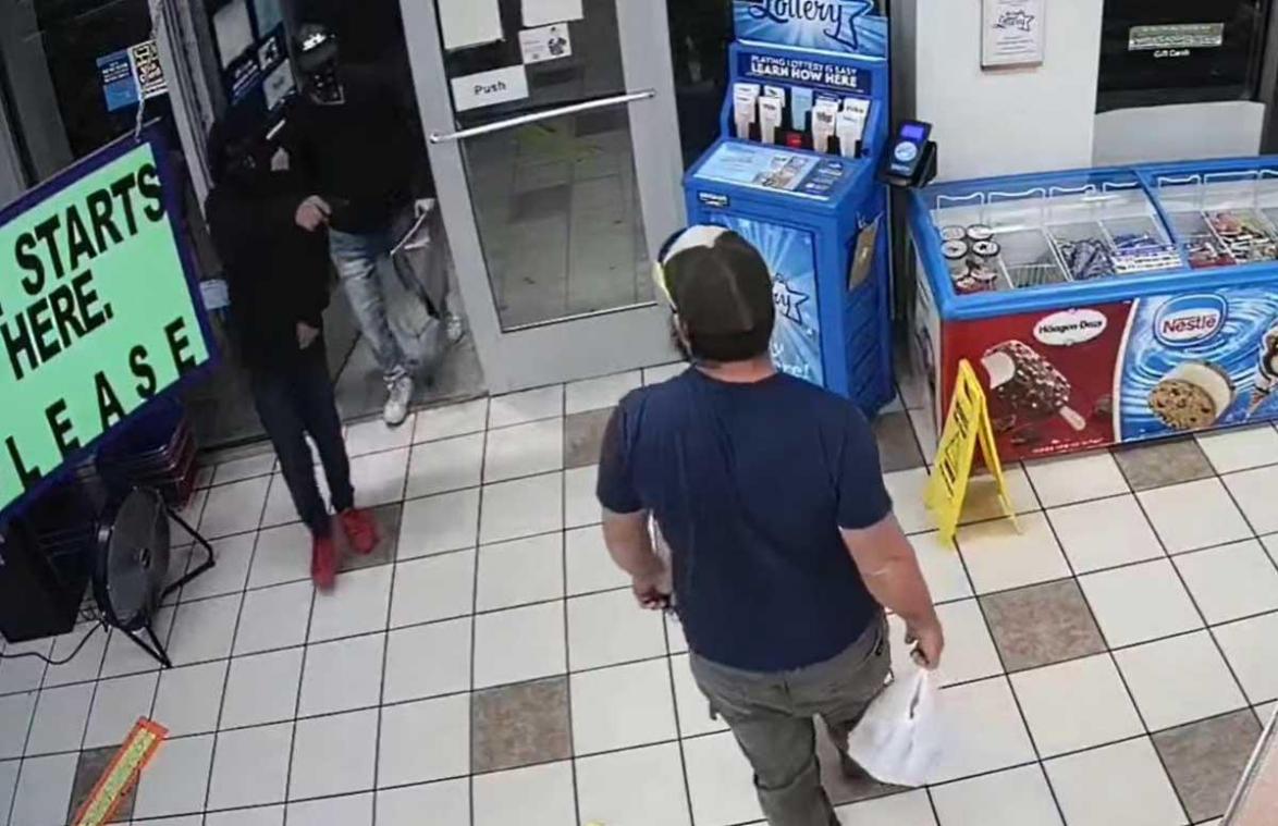 Gewapende overvallers stormen winkel binnen, maar hebben pech dat één van de klanten een ex-militair is (video)