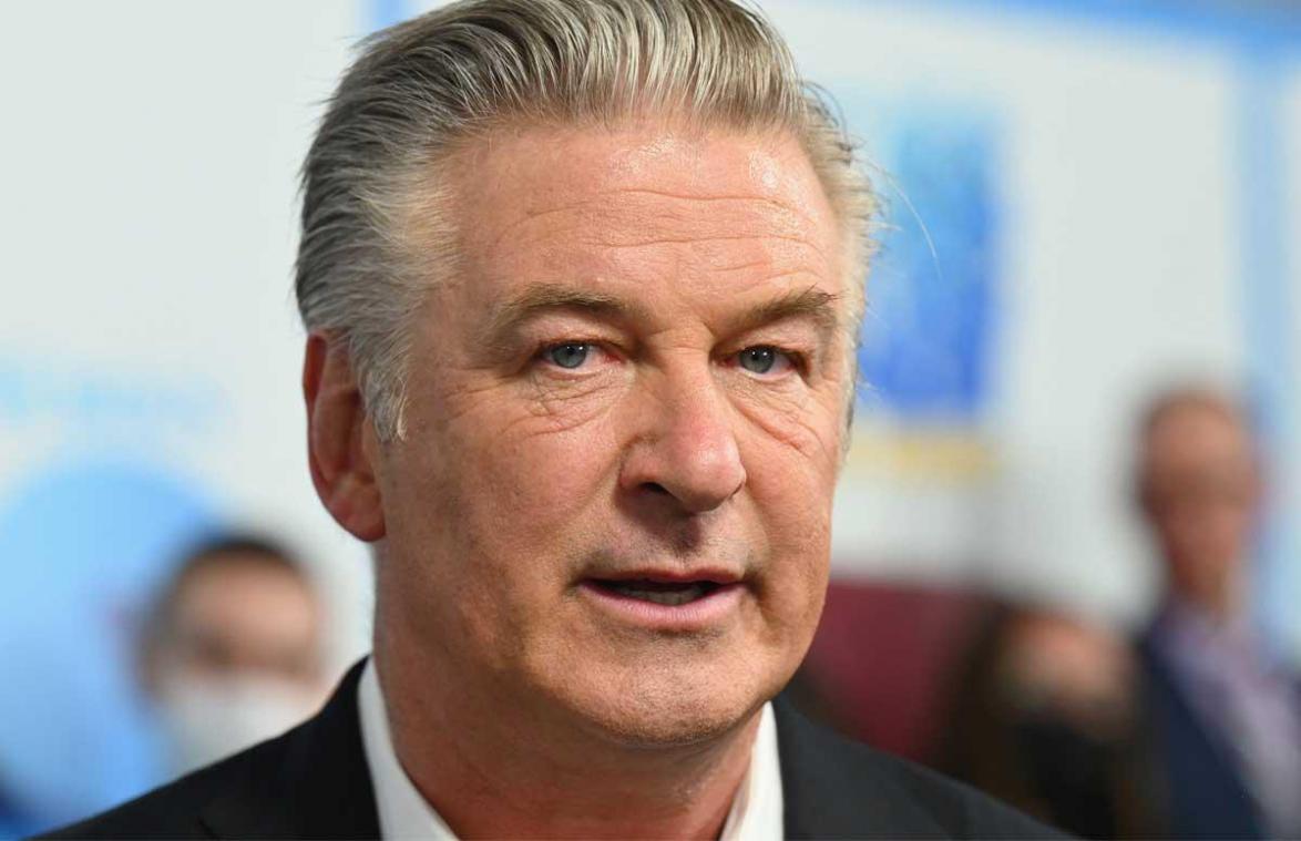 Beelden tonen aangeslagen Alec Baldwin na dodelijk ongeluk op filmset