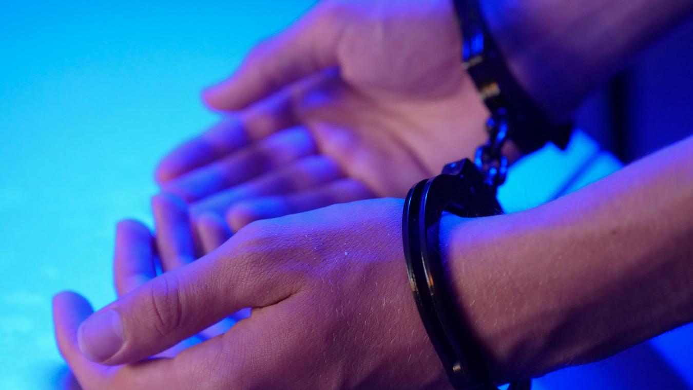 Dief loopt tegen de lamp omdat hij DIT droeg