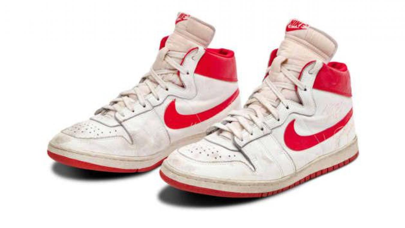 WOW. Basketschoenen van Michael Jordan geveild voor DIT waanzinnige bedrag