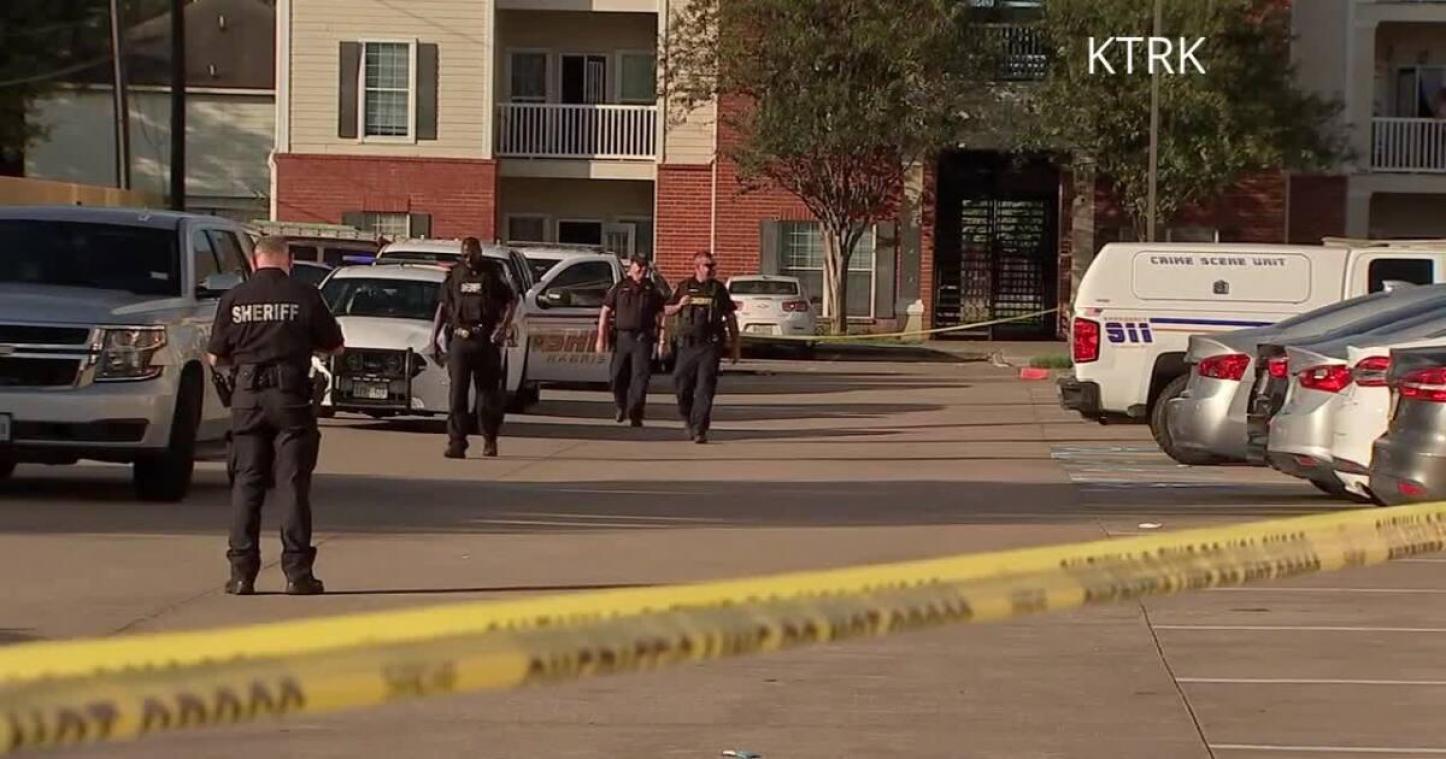 Politie ontdekt ‘horrorflat’ in Texas: drie achtergelaten kinderen en skelet van vierde kind aangetroffen (video)