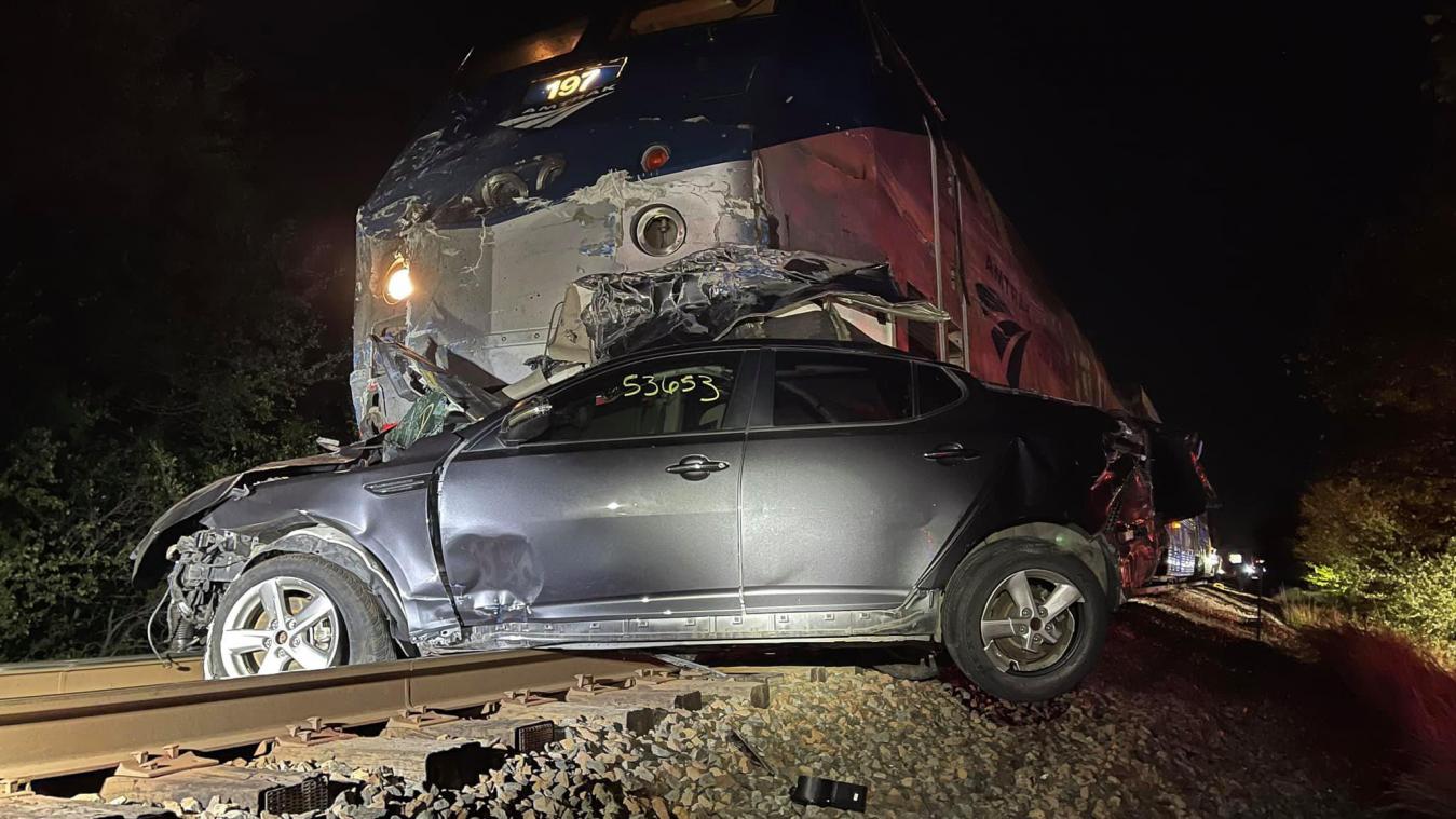 OMG. Trein op volle snelheid ramt truck geladen met auto’s (video)