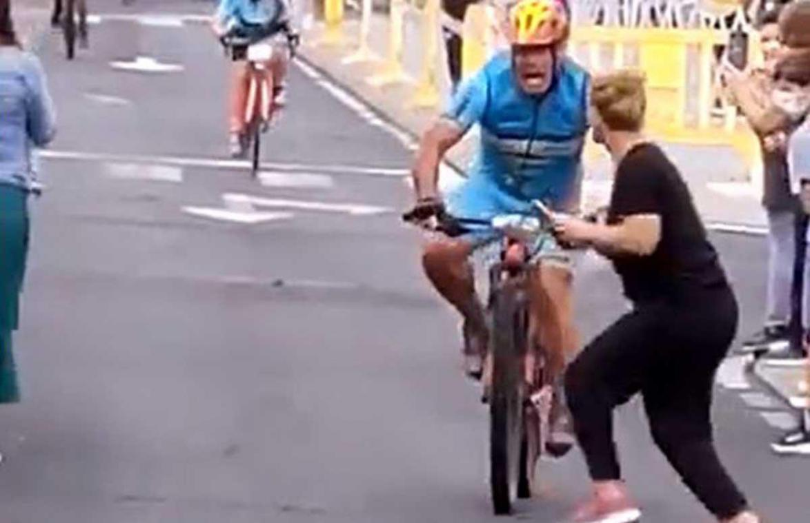 VRESELIJK! Wielrenner nadert finish, maar dan steekt toeschouwster de weg over: «Hoe is dit mogelijk?!» (video)