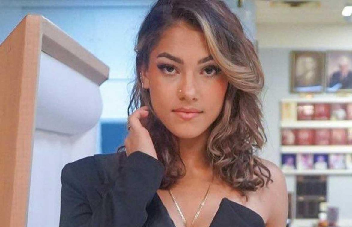 Model onder vuur nadat ze fotoshoot doet op begrafenis van haar vader: «Ronduit walgelijk!»