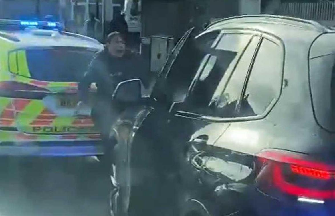 Agente schreeuwt het uit wanneer collega te laat remt en haar aanrijdt: «Vreselijk!» (video)