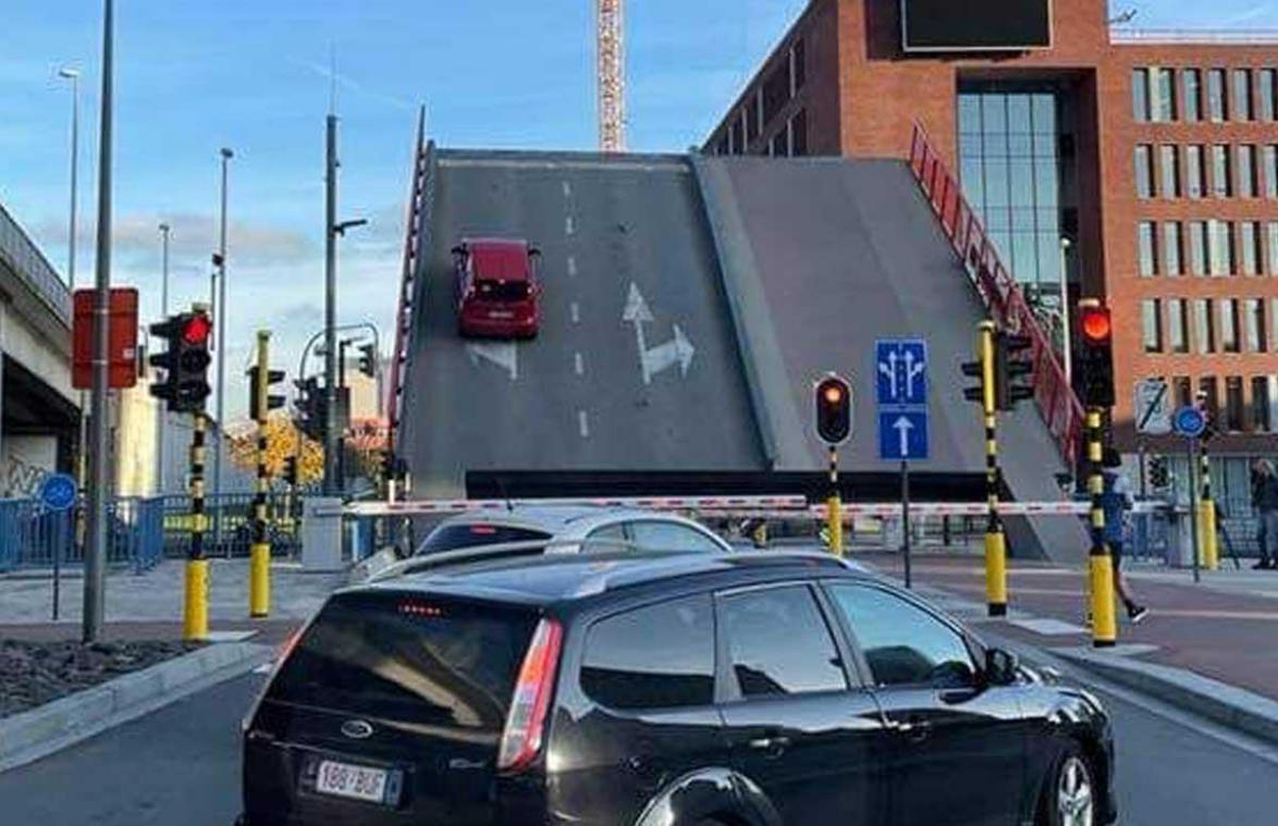 Videobeelden tonen moment waarop auto met gezin van opengaande brug valt in Leuven