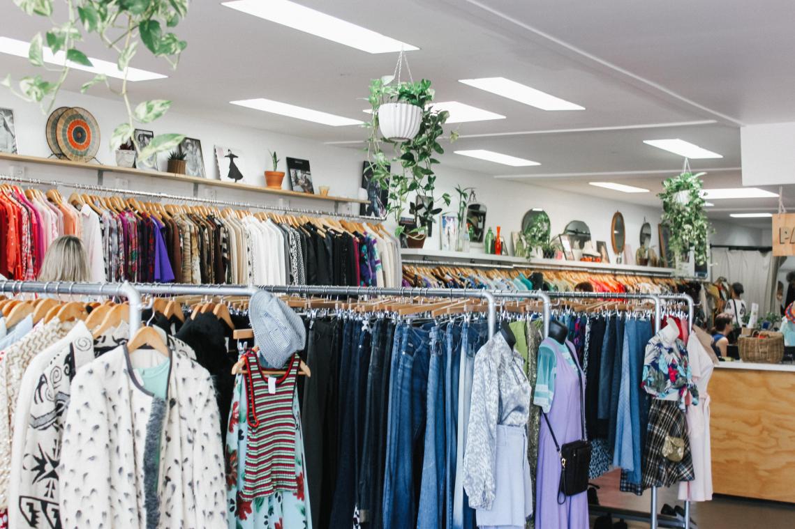 Warm en tegen fast fashion: Oxfam opent pop-upwinkels voor winterkledij aan drie euro per kilo