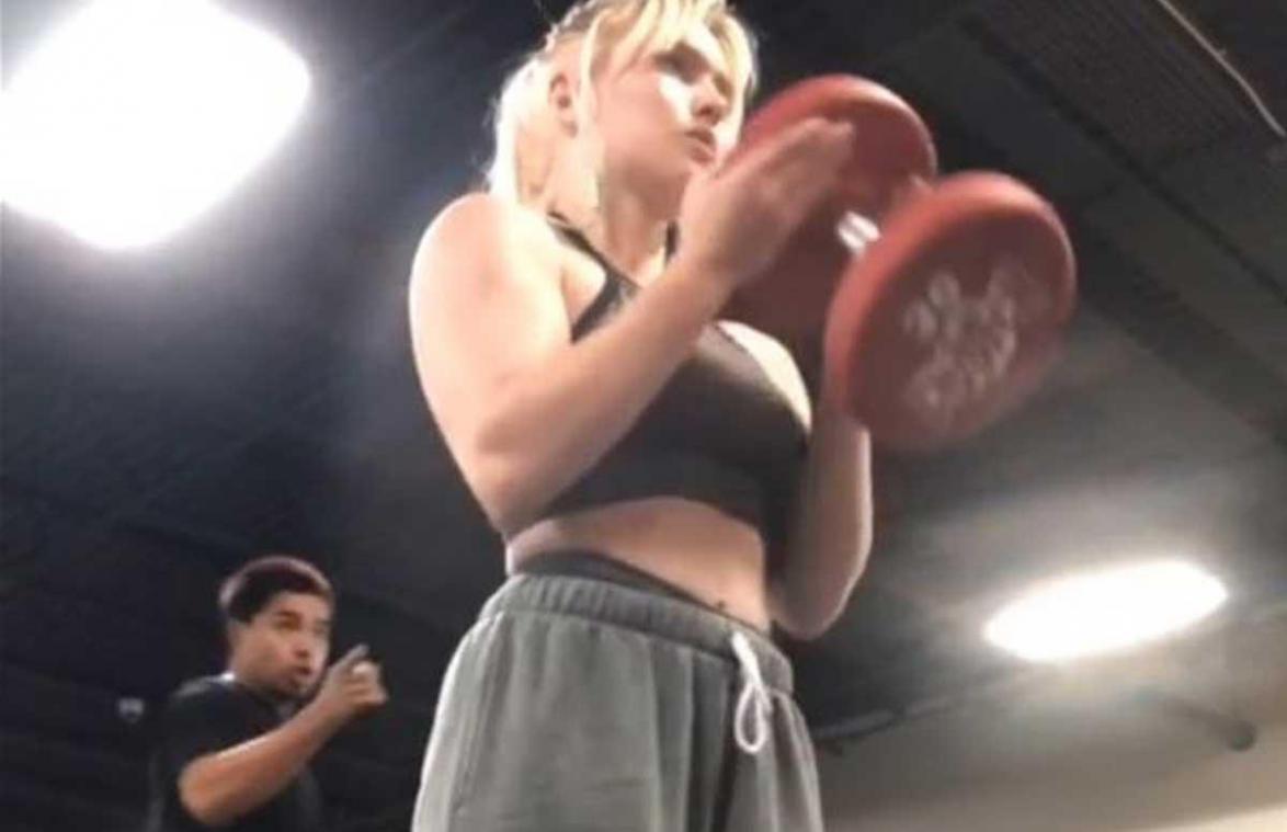 Vrouw wordt lastiggevallen in fitness, maar dankzij haar gedurfde reactie mag hij niet meer binnen (video)