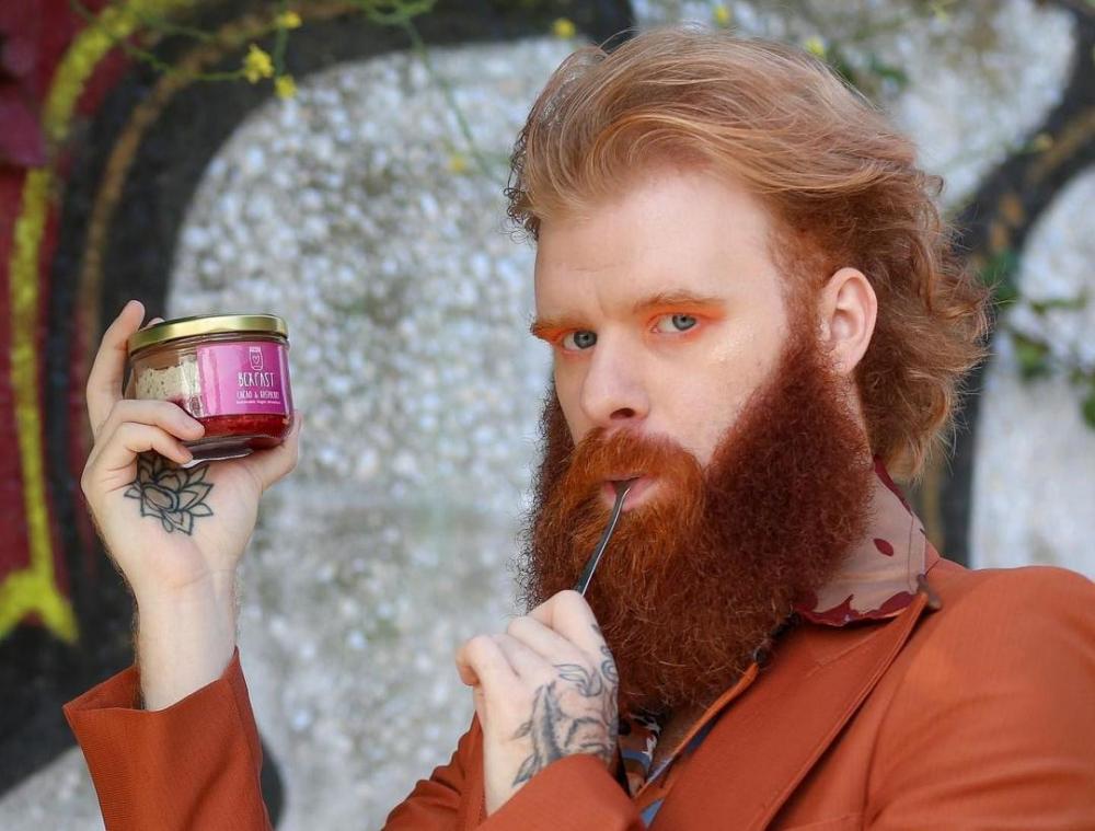 Ontslagen man overstelpt met jobaanbiedingen na DIT hilarisch promofilmpje voor zichzelf (video)