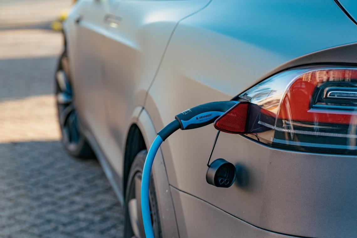 «Overheden en bedrijven moeten veel meer investeren om transitie naar elektrische auto’s in 2027 mogelijk te maken»