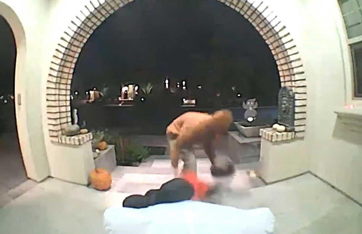 Jongeman steelt snoep tijdens Halloween, maar dan grijpt karma netjes in (video)