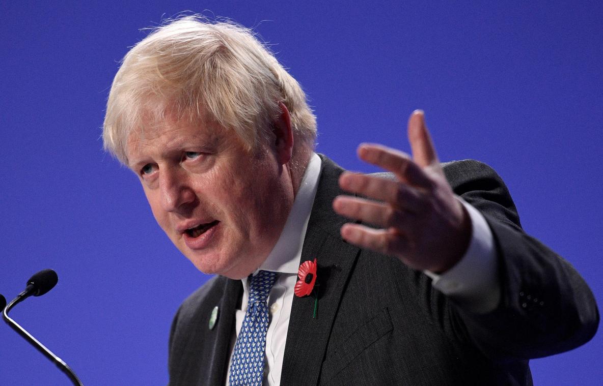 Britse premier Johnson krijgt kritiek voor ‘hypocriete’ vliegreis van Glasgow naar Londen