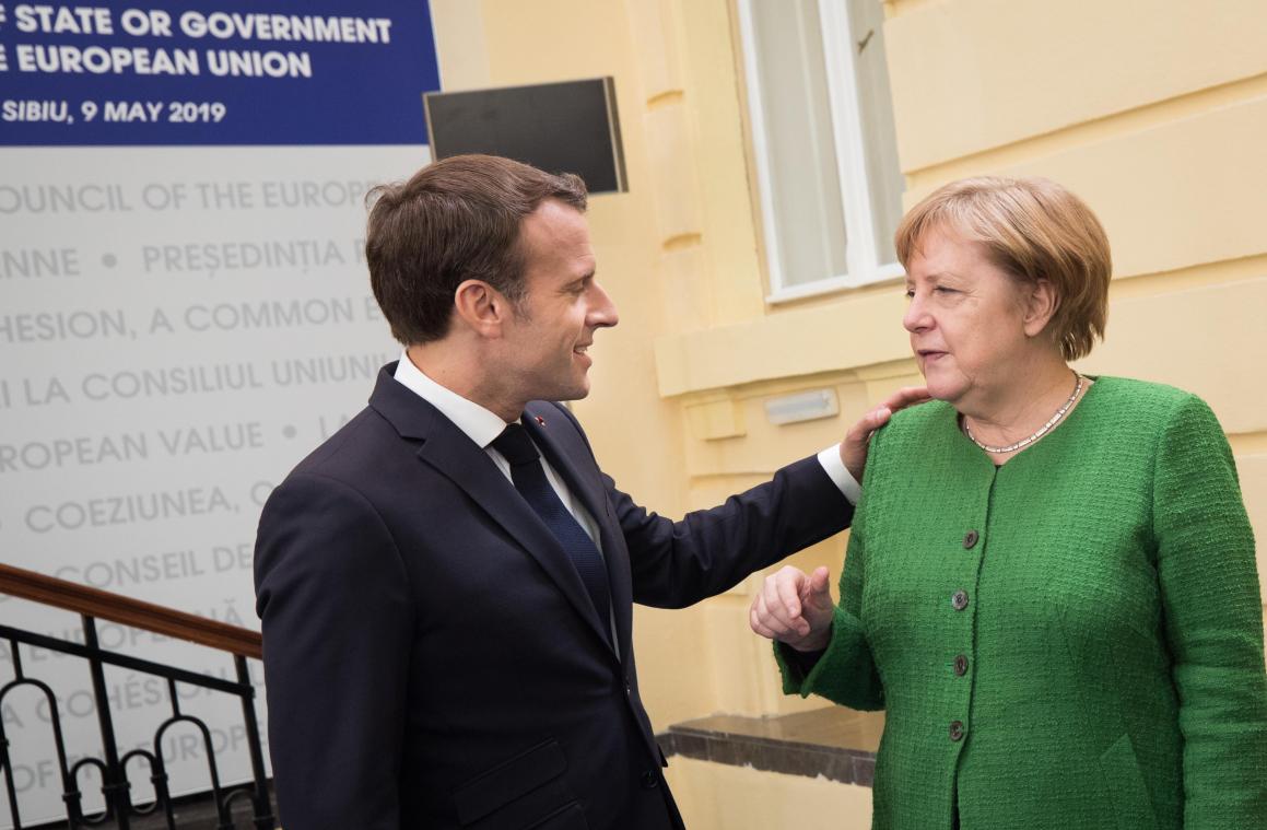 VIDEO: Merkel en Macron vallen elkaar emotioneel in de armen