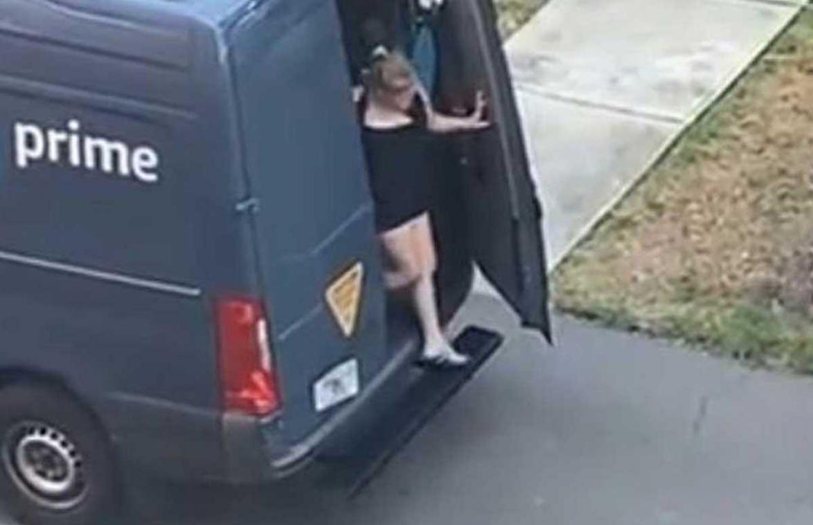 Ontslagen pakjesbezorger legt uit waarom vrouw in bestelwagen was: «Ik deed wat elke man zou doen»
