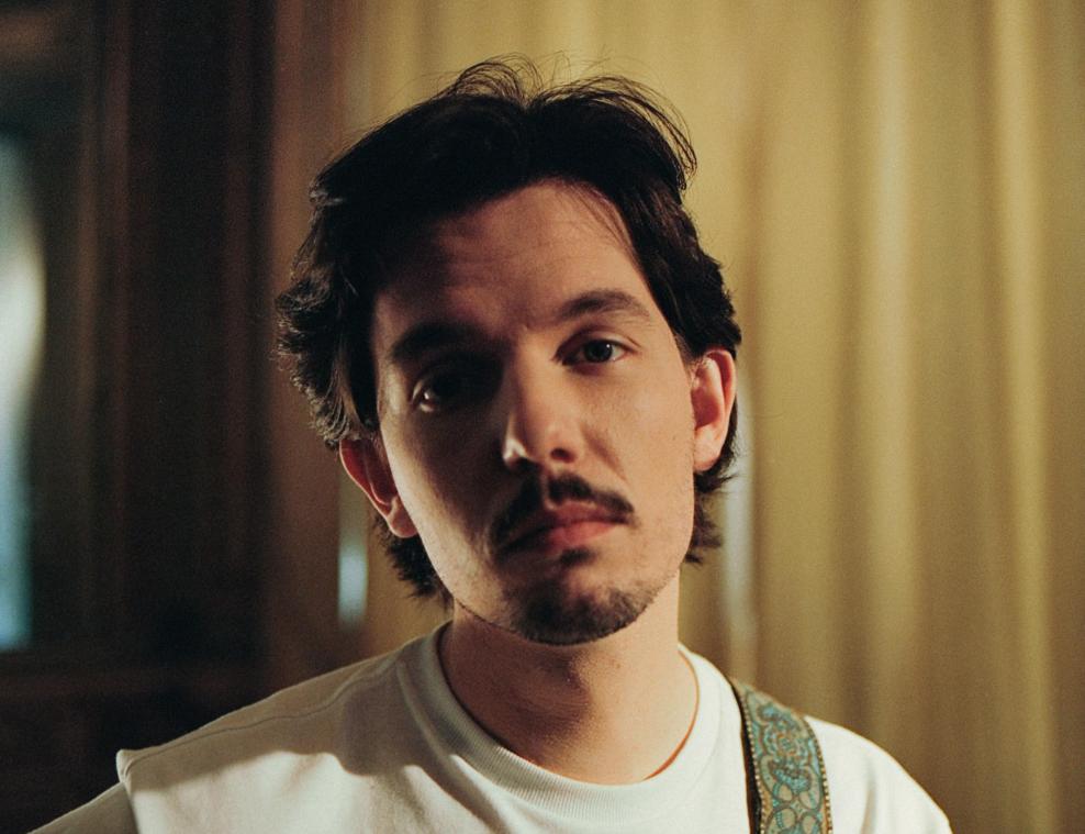 SOUNDCHECK. Milo Meskens giet zijn maturiteitsproces in nieuwe EP: «Ik ben niet langer ‘de Jeff Buckley van Deinze’»