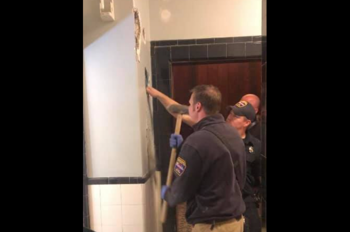 Plots klonk er gebonk vanuit de muur: naakte man blijkt al dagen vast te zitten in muurholte (foto’s)