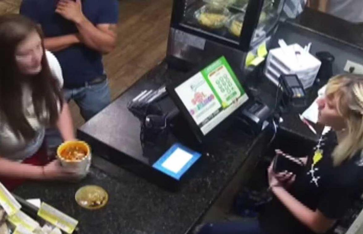 Boze klant gooit «te hete» soep in gezicht van restaurantuitbaatster: «Ik was in shock» (video)