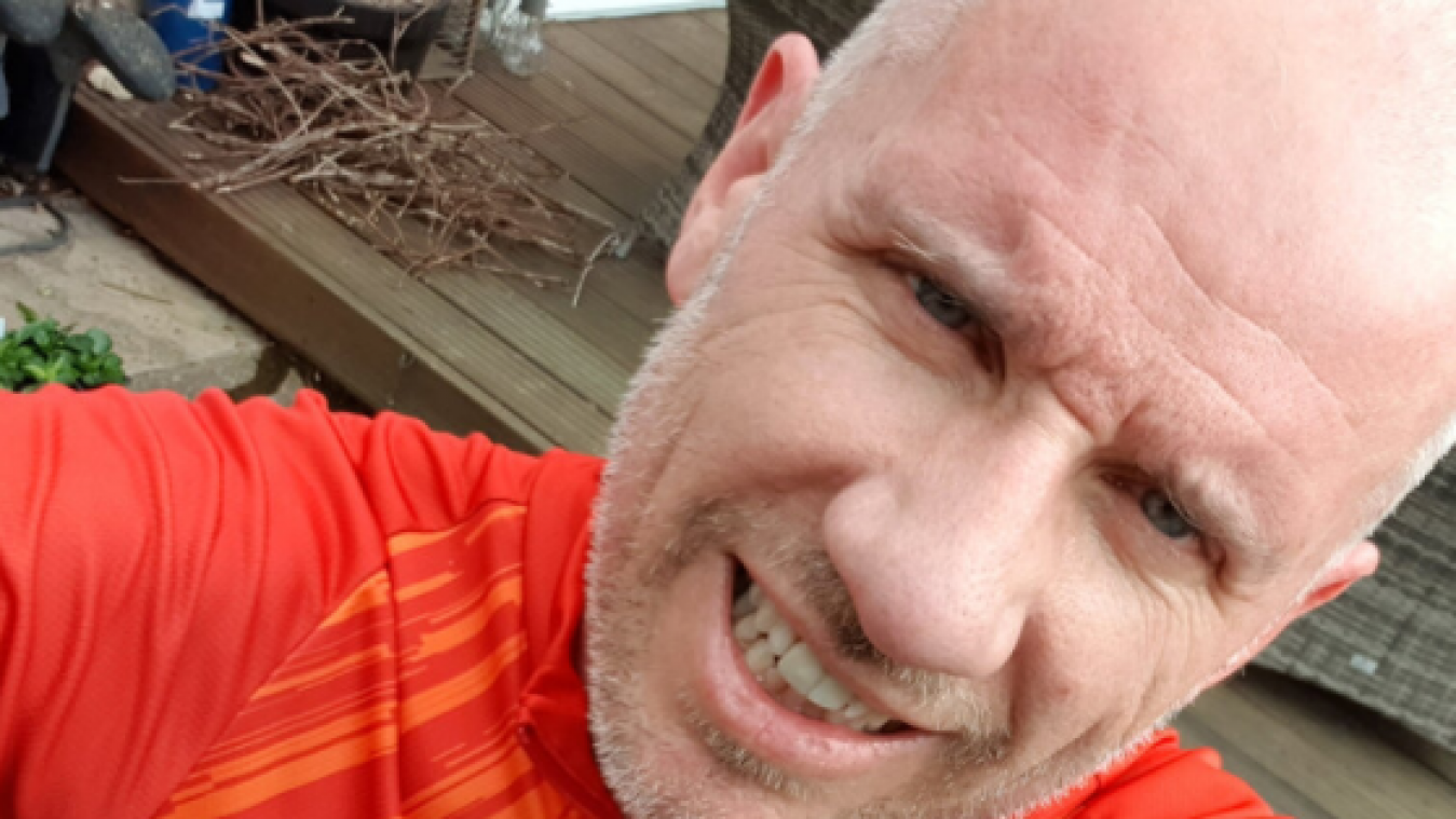 Brit fietste 120 kilometer door Londen in de vorm van een man met snor voor ‘Movember’ (foto’s)