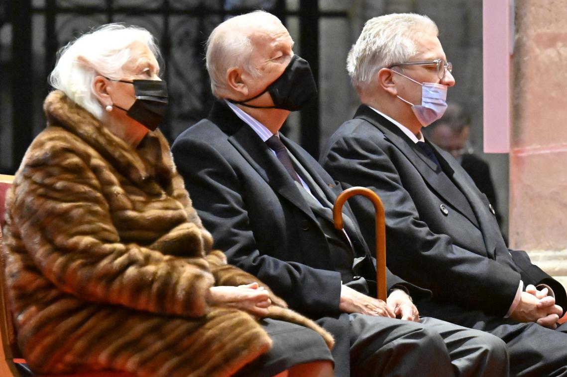 Prins Laurent draagt mondmasker fout en wordt op vingers getikt door toeschouwer. Dit is zijn reactie (VIDEO)