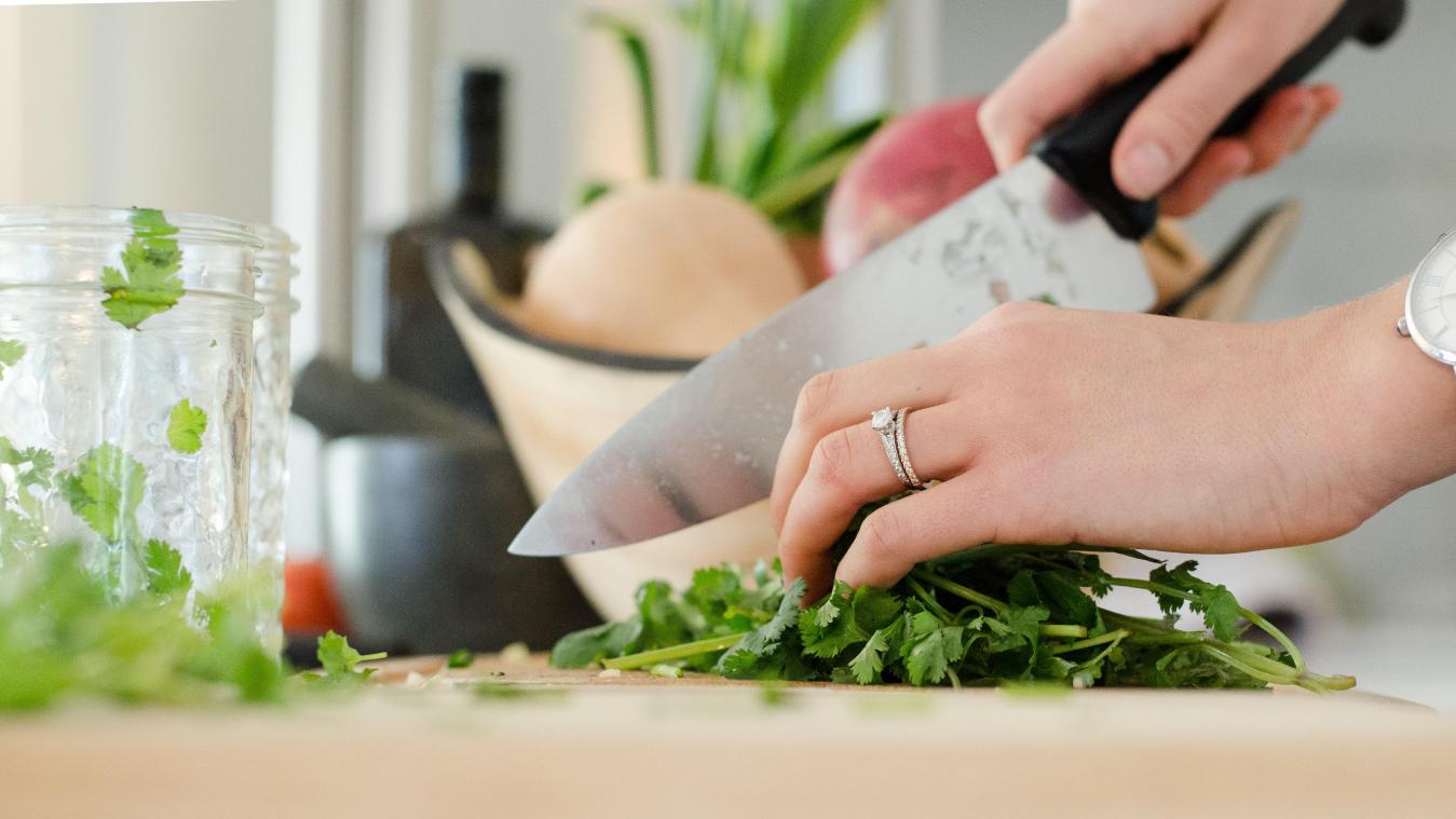 BIZAR. Dit houten mes zou beter snijden dan z’n metalen rivalen