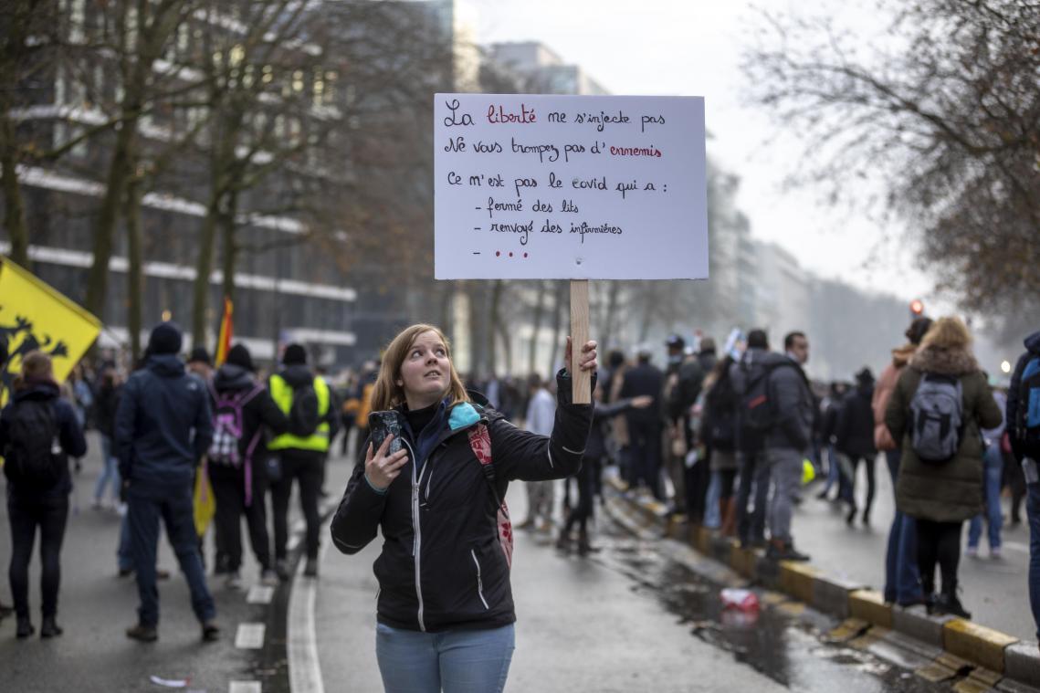 Betoging tegen coronapas loopt uit de hand: politie zet waterkanon in en arresteert 40 relschoppers