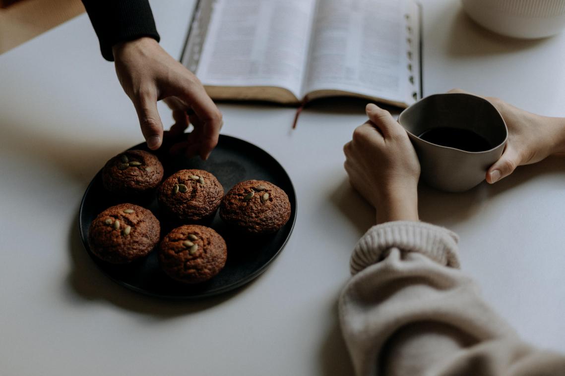 Voortdurend in de snoepkast door het thuiswerk? Dit is hoe je minder nodeloos snackt