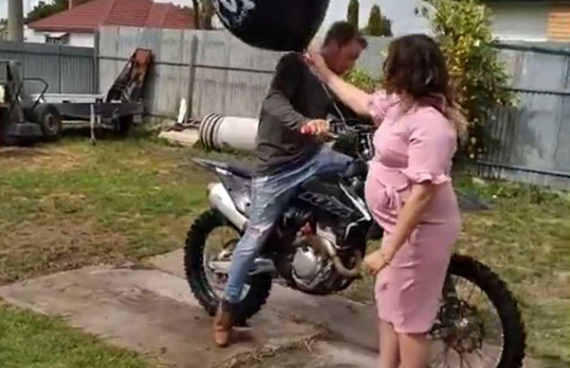 Gender reveal met motorfiets gaat (bijna) stevig fout: «Grootste blunder die ik ooit gezien heb» (video)