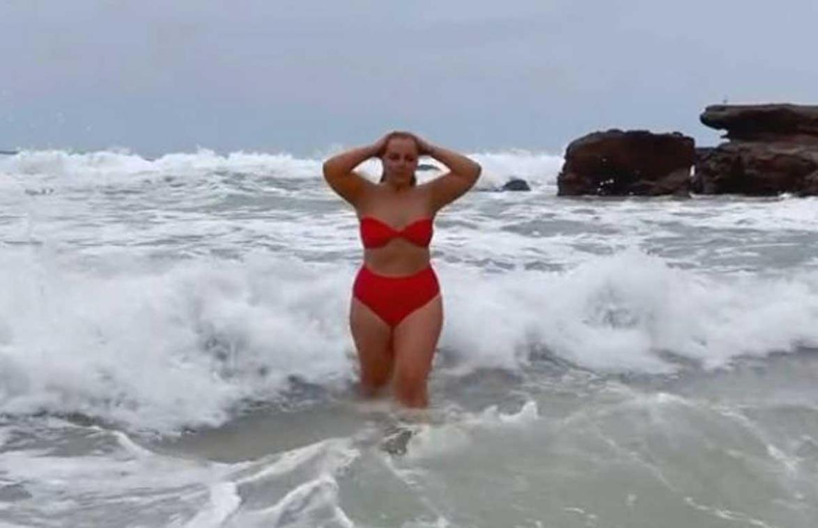 Influencer poseert in bikini in zee, maar dan verpest een genadeloze golf alles... (video)