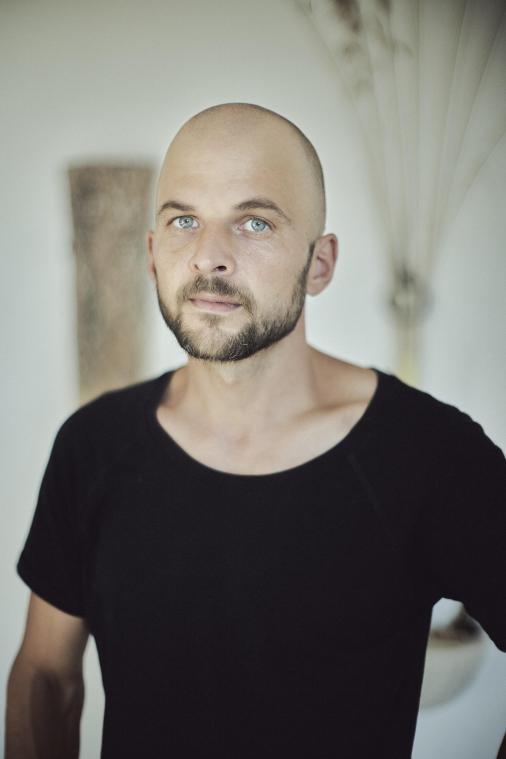 SOUNDCHECK. Nils Frahm verzamelt onuitgebracht werk op ‘Old Friends New Friends’: «Ik hoop dat mijn werk over twintig jaar nog even fris klinkt»