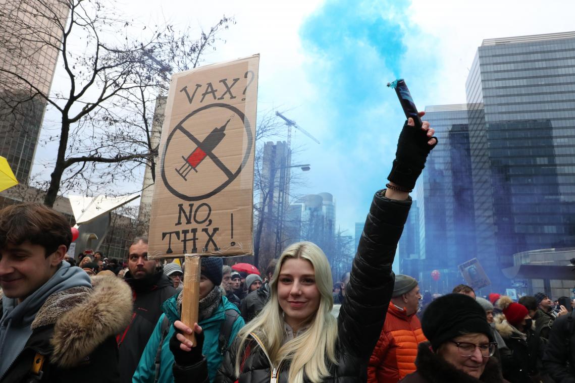 Opnieuw trekken duizenden mensen door Brussel in betoging tegen coronamaatregelen