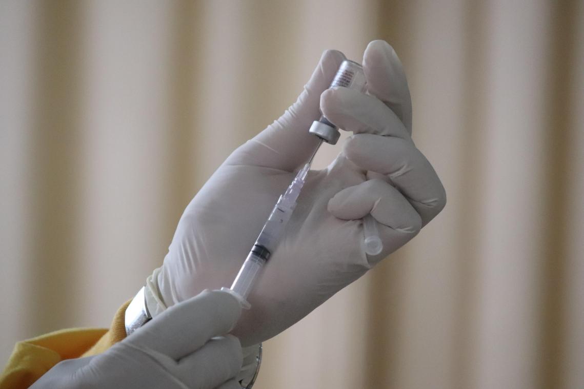 BIZAR. Man draagt valse siliconen arm bovenop zijn echte arm om vaccinatie te omzeilen maar wordt betrapt