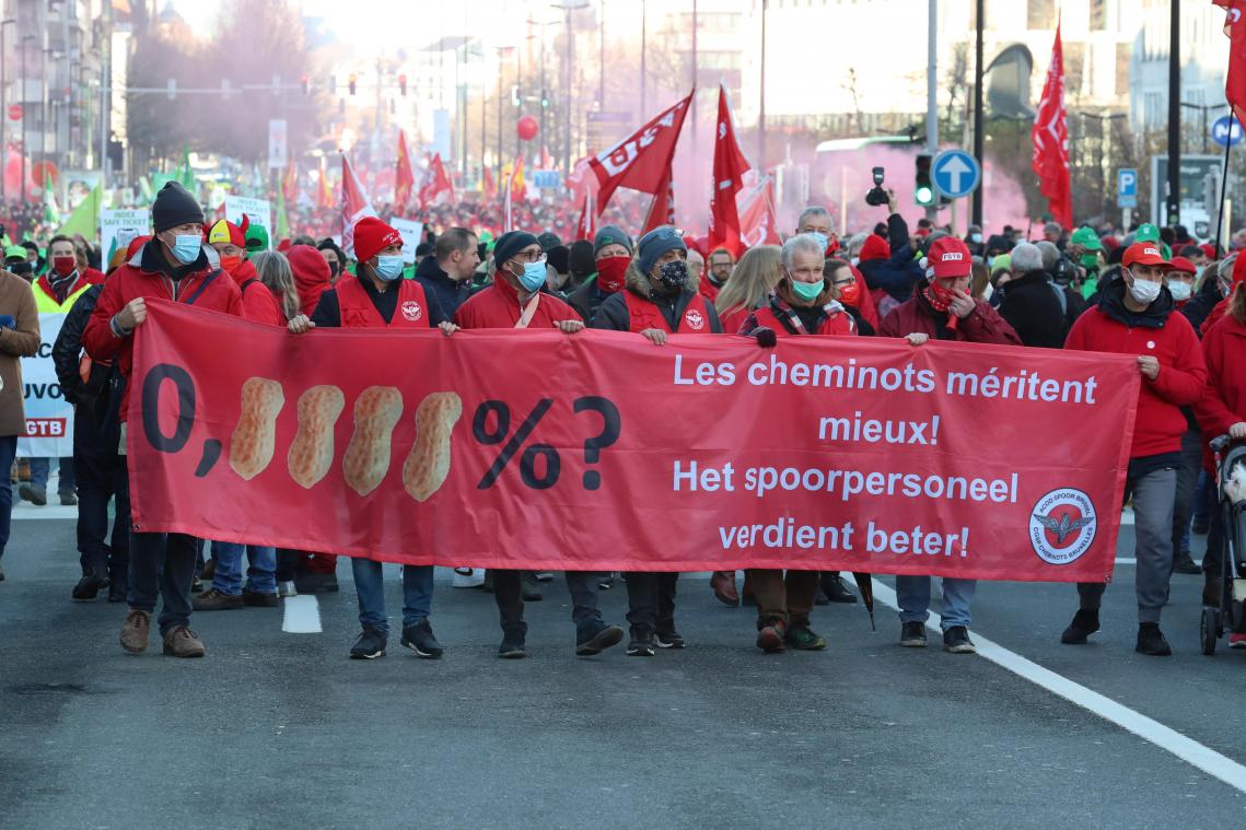 Zo’n 6.000 vakbondsmilitanten trekken door Brussel tijdens nationale actiedag, hinder bij MIVB en De Lijn