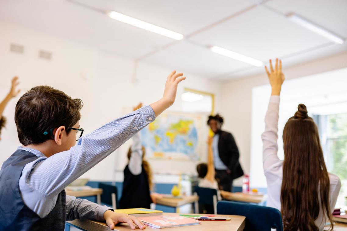 WTF. Ouders vernemen dat kind besmet is met corona en sturen hem tóch naar school, waar uitbraak volgt