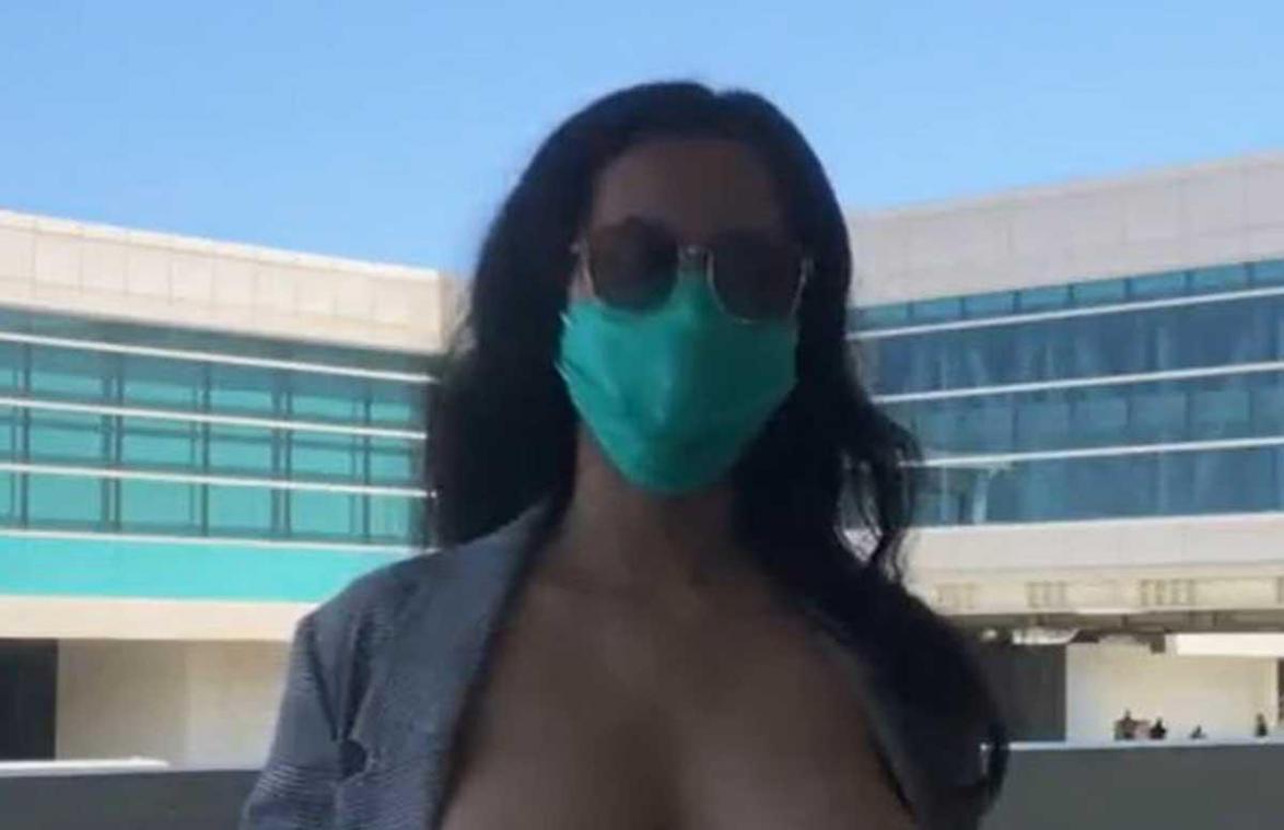 Model opgepakt nadat ze intiem filmpje opneemt op luchthaven: «Ongepast op een publieke plek» (video)