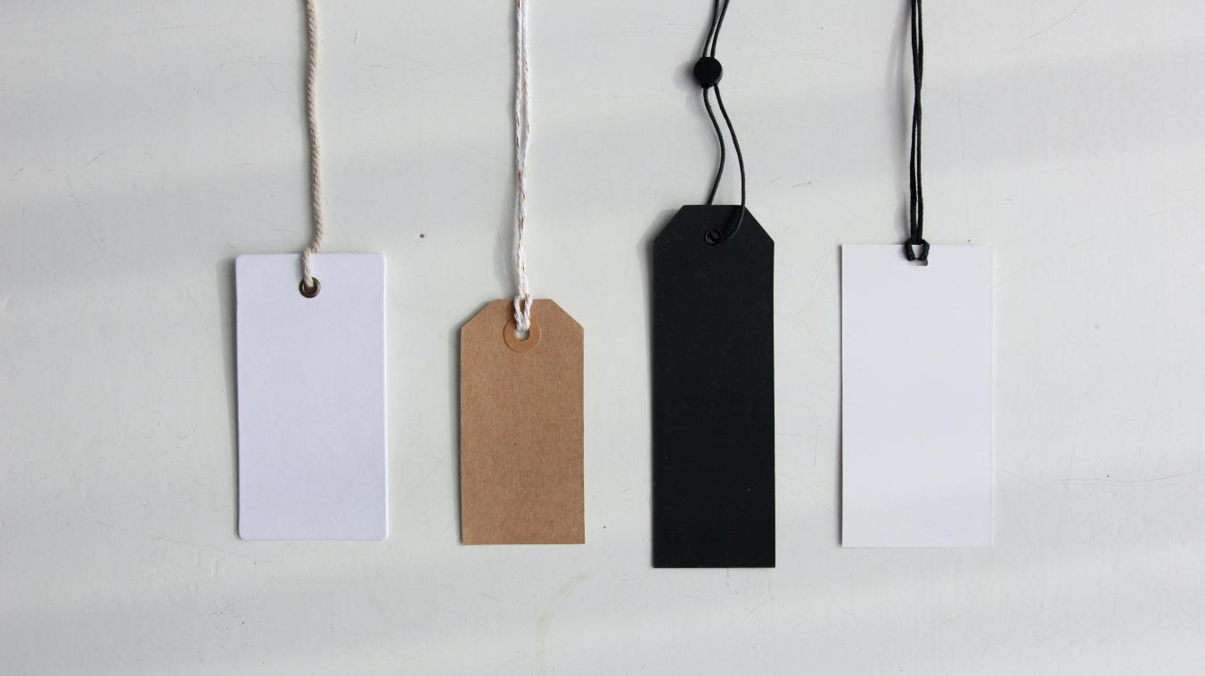 Handig voor je kerstcadeaus! Zo haal je netjes het prijsetiket van je pakjes