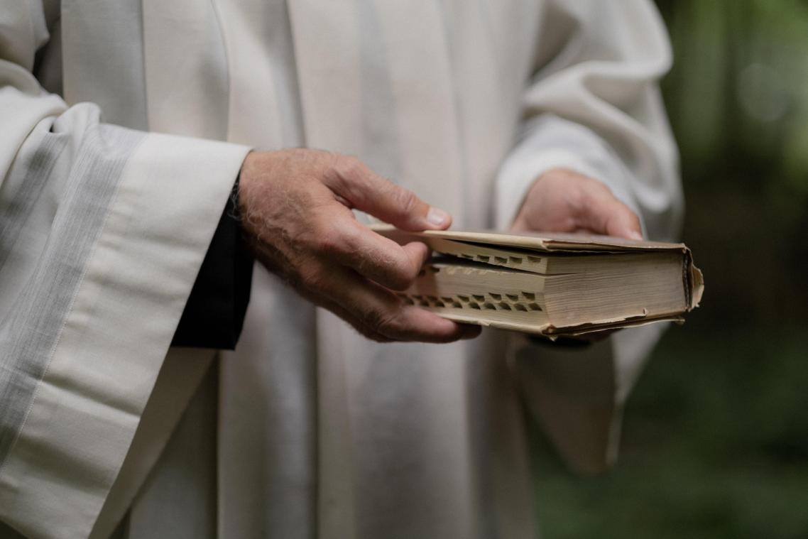 BIZAR. Spaanse bisschop die trouwde met auteur satanistische erotische romans uit functie ontheven