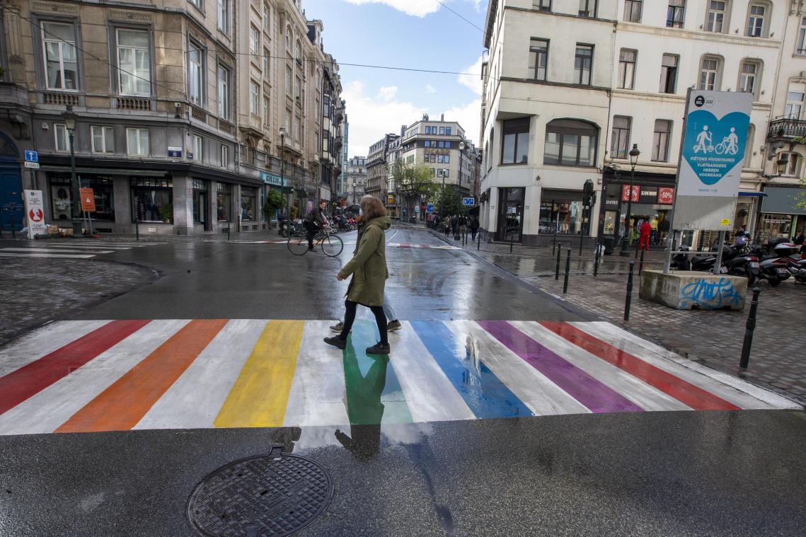 Iedere Vlaamse gemeente kan regenboogzebrapad krijgen: «Moedigt inwoners aan zichzelf te zijn»