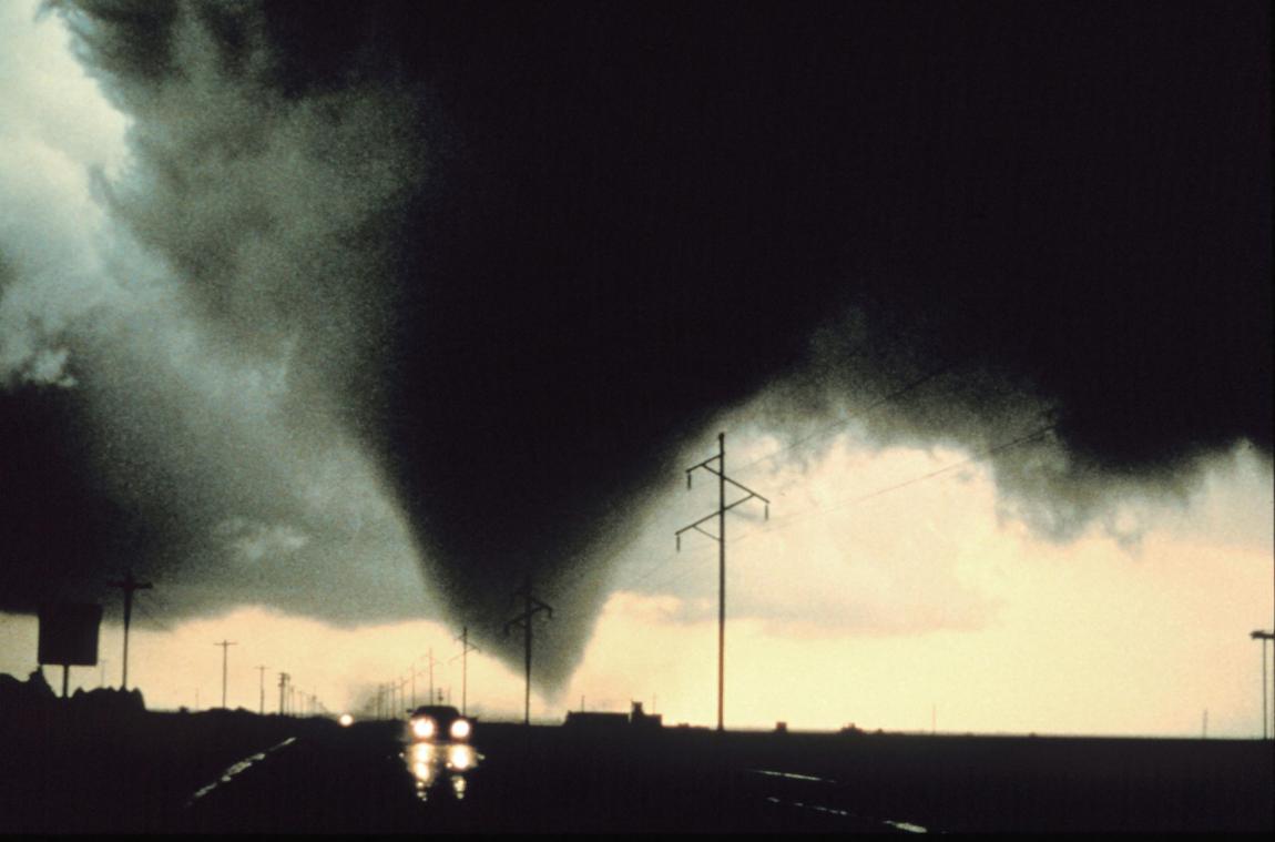 Schrikwekkende beelden tonen enorme omvang van dodelijke tornado’s in VS (video)