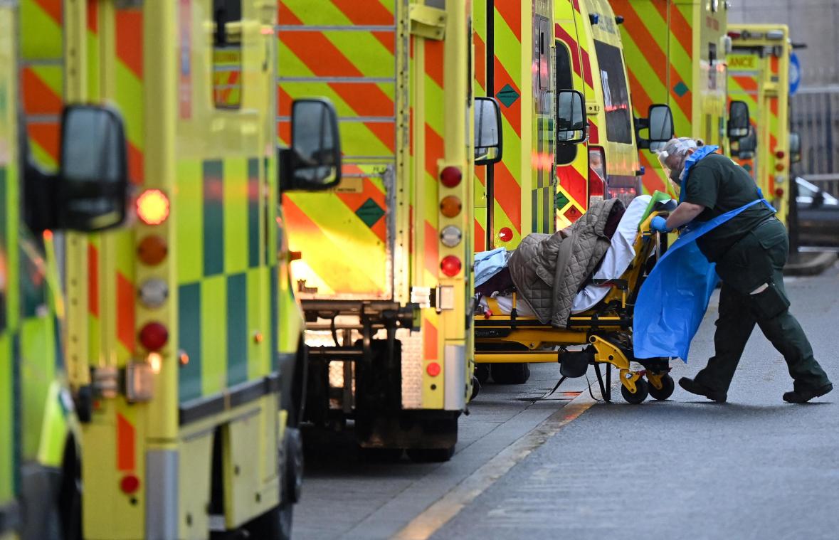 Omikron maakt eerste dode in VK: «Denk niet dat dit een mildere variant is»