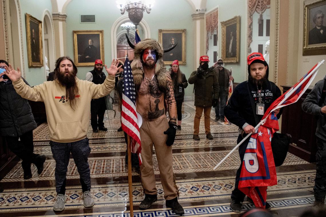 OEPS. ‘Patriot’ vergeet tekst van Amerikaans volkslied op QAnon-conferentie (video)