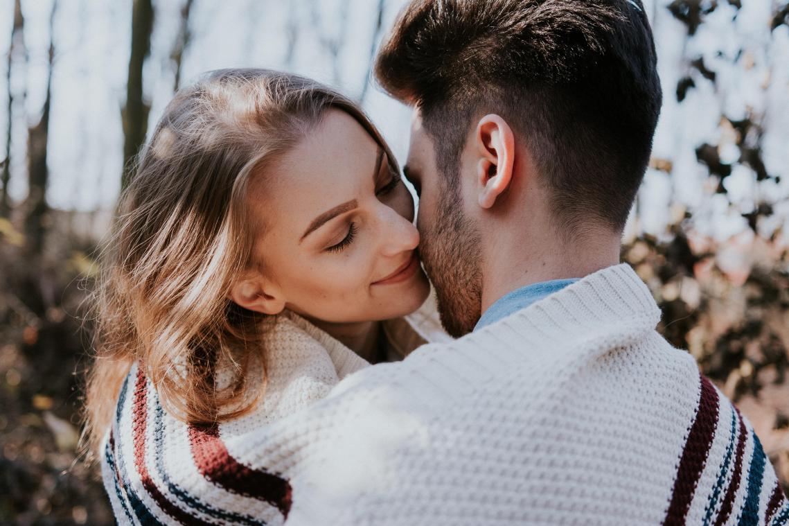 Vrouw krijgt kin vol etter door kus met bebaarde man: Dit is hoe je vieze baarduitslag voorkomt