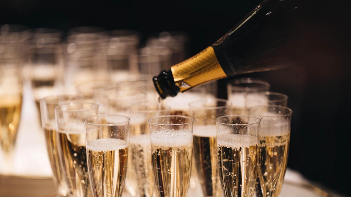 Deze onverwachte snacks vormen de perfecte combinatie met een glaasje champagne