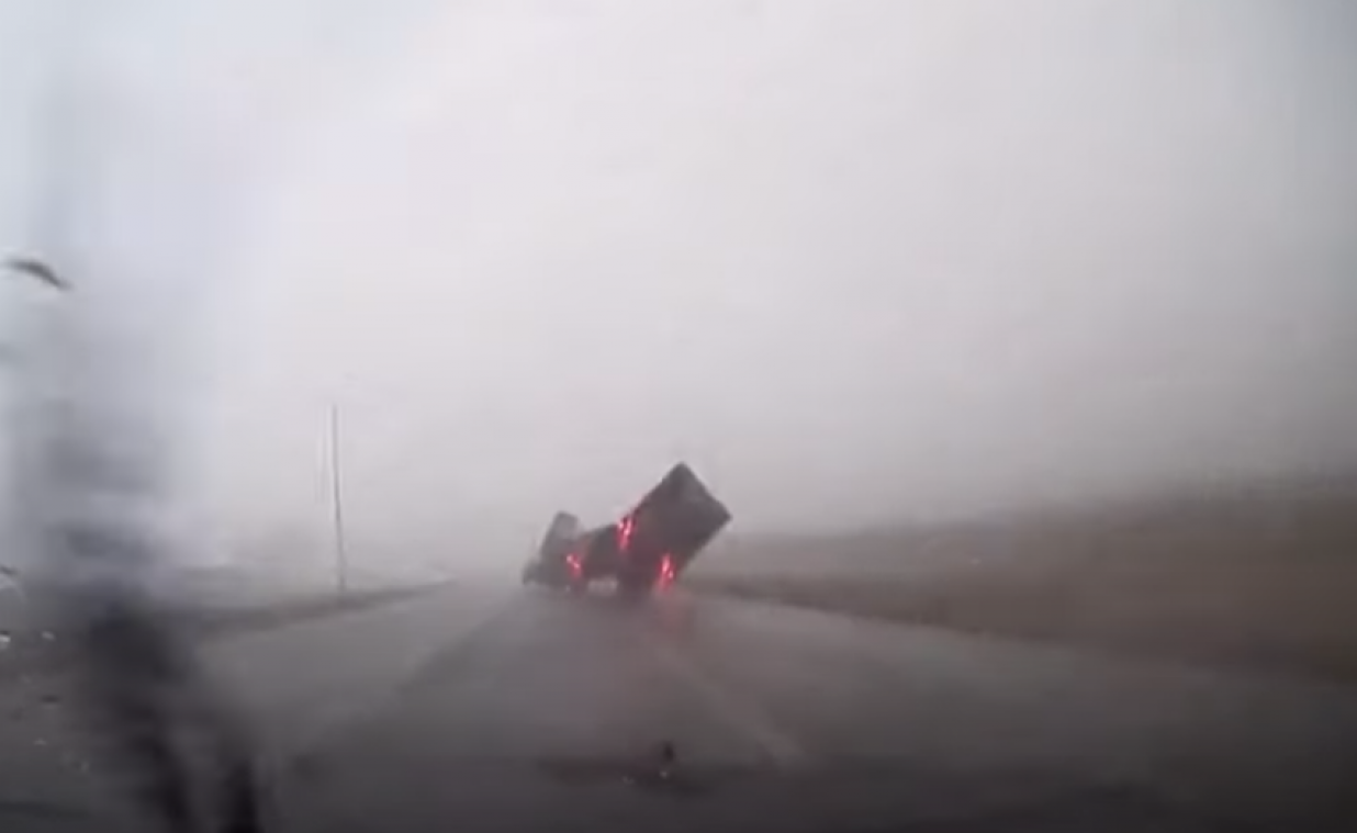WOW! Vrachtwagen blijkt niet opgewassen tegen felle rukwind (video)