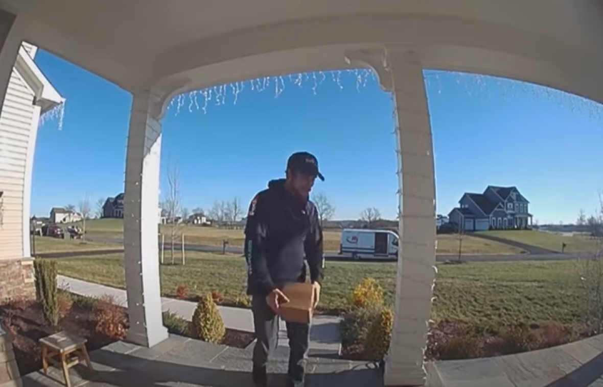 Bezorger levert pakketje af, maar vergeet daarbij cruciaal detail ... (video)
